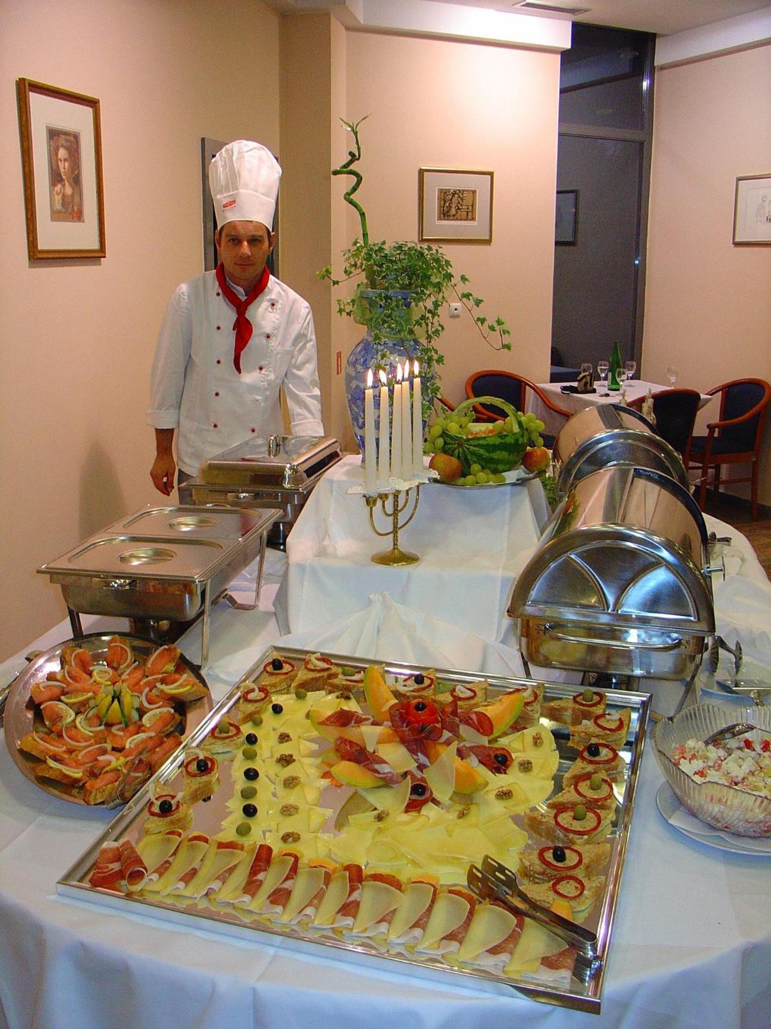 Hotel Europa Karlovac Buitenkant foto